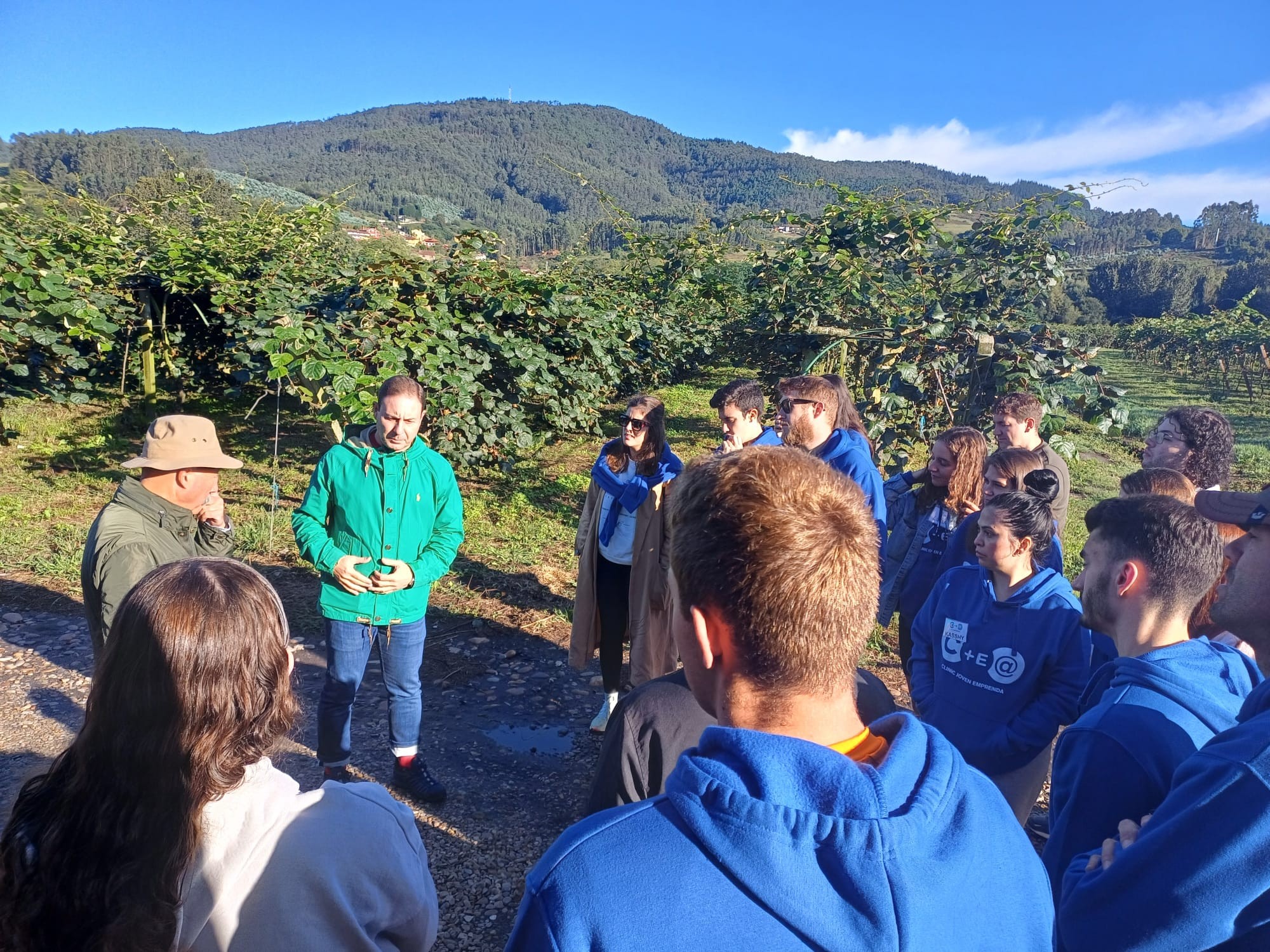 Clinic Joven emprenda Plantación Kiwis