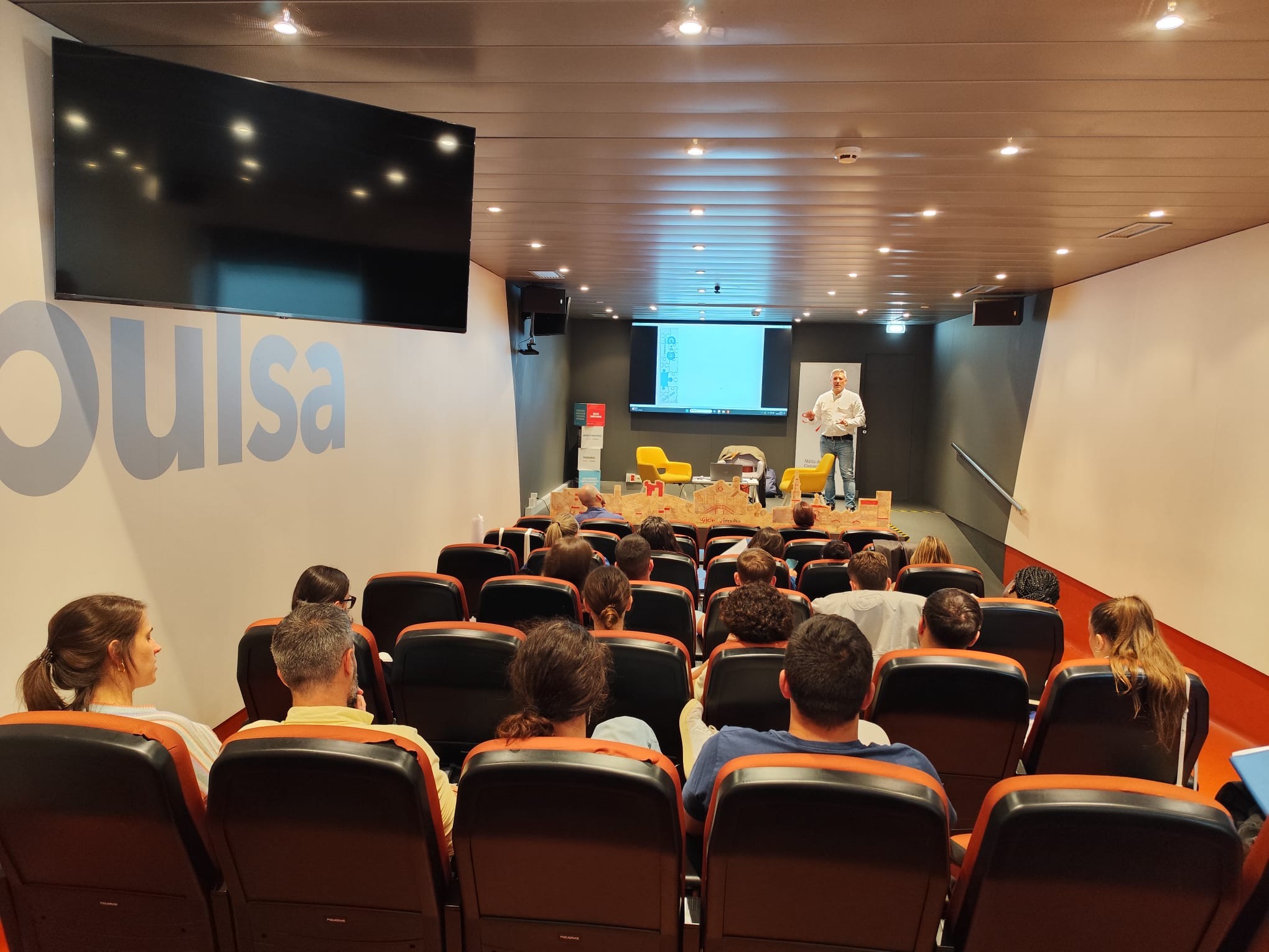 Clinic Joven emprenda Viaje Emprendedor Oscar Candás